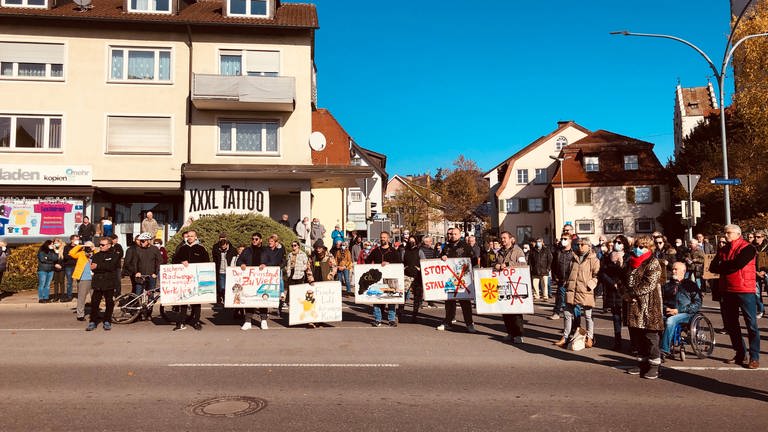 In Markdorf auf der gesperrten B33 demonstrierten Bürgerinnen und Bürger für die Südumfahrung. (Foto: SWR, Moritz Kluthe)