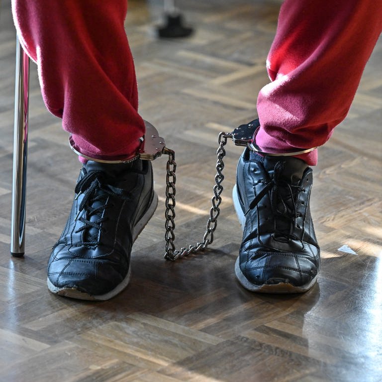 Der Angeklagte im Mordprozess von Hohenfels trägt Fußfesseln. (Foto: dpa Bildfunk, picture alliance/dpa/Felix Kästle)