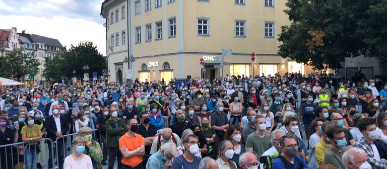 Besucher und Besucherinnen einer Wahlkampfveranstaltung der Grünen in Ravensburg. (Foto: SWR)