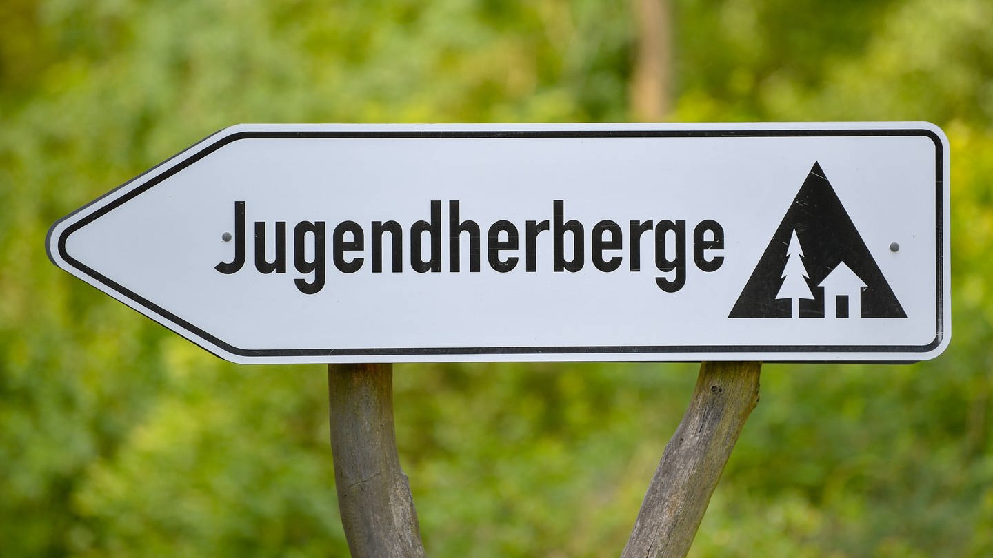 Schild Jugendherberge (Foto: dpa Bildfunk, dpa pcture alliance/Patrick Pleul)