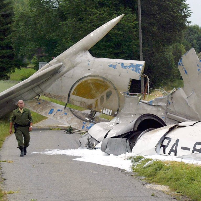 Das zertrümmerte Heck der Tupolew, die 2002 über dem Bodensee mit einer Boeing 757 zusammengestoßen war, auf einer Straße bei Überlingen. (Foto: dpa Bildfunk, picture-alliance/dpaweb/Mario Gaccioli (Archivbild))