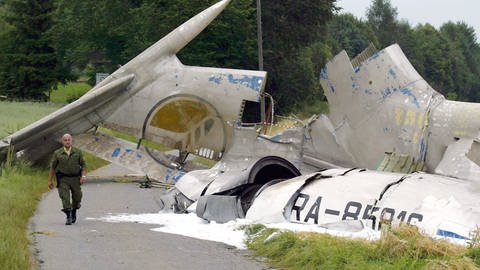 Das zertrümmerte Heck der Tupolew, die 2002 über dem Bodensee mit einer Boeing 757 zusammengestoßen war, auf einer Straße bei Überlingen. (Foto: dpa Bildfunk, picture-alliance/dpaweb/Mario Gaccioli (Archivbild))