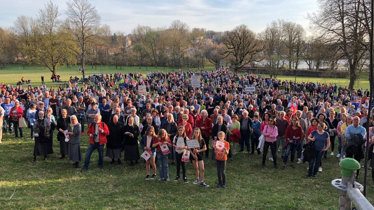 Nach ersten Schätzungen kamen 1.000 Menschen zur Demonstration für den Erhalt der Klinik. (Foto: Pressestelle, Stadt Bad Waldsee)