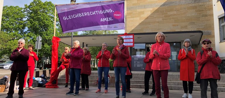 Frauen der katholischen Kirchenbewegung Maria 2.0 haben am Freitag in Friedrichshafen demonstriert.  (Foto: SWR, Martin Hattenberger)