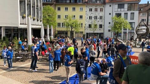 Die Mannschaft des VfB wurde in Friedrichshafen von Fans empfangen. (Foto: SWR, Moritz Kluthe)