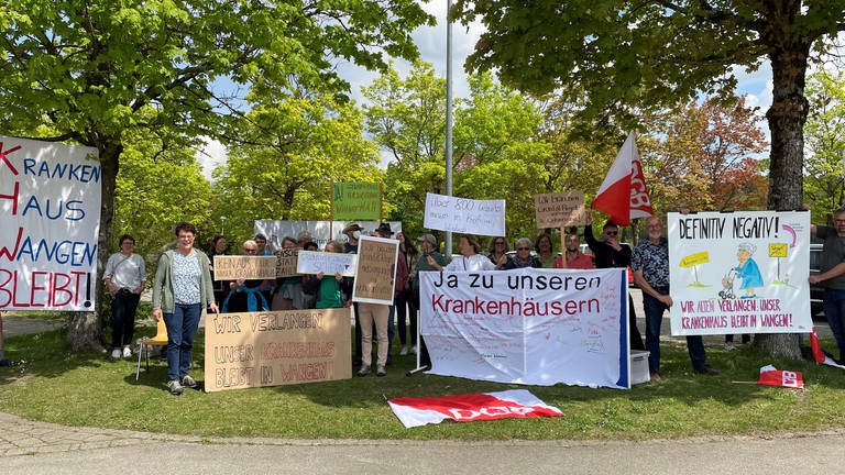 Rund 50 Teilnehmerinnen und Teilnehmer demonstrieren mit Plakaten für den Erhalt des Wangener Krankenhauses. (Foto: SWR, Corinna Konzett)
