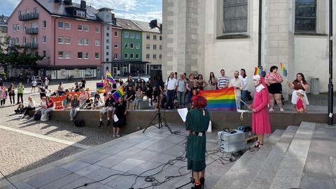 Queere Demo vor dem Rathaus in Friedrichshafen (Foto: SWR)