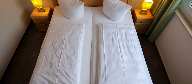 Doppelbett in einem Hotelzimmer (Foto: dpa Bildfunk, Jan Woitas (Symbolbild))