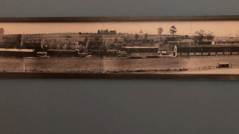 Auf einem großflächigen Foto an einer Wand im Museum ist das Kreisdurchgangslager Biberach schwarz-weiß abgebildet. (Foto: SWR, Martin Hattenberger)