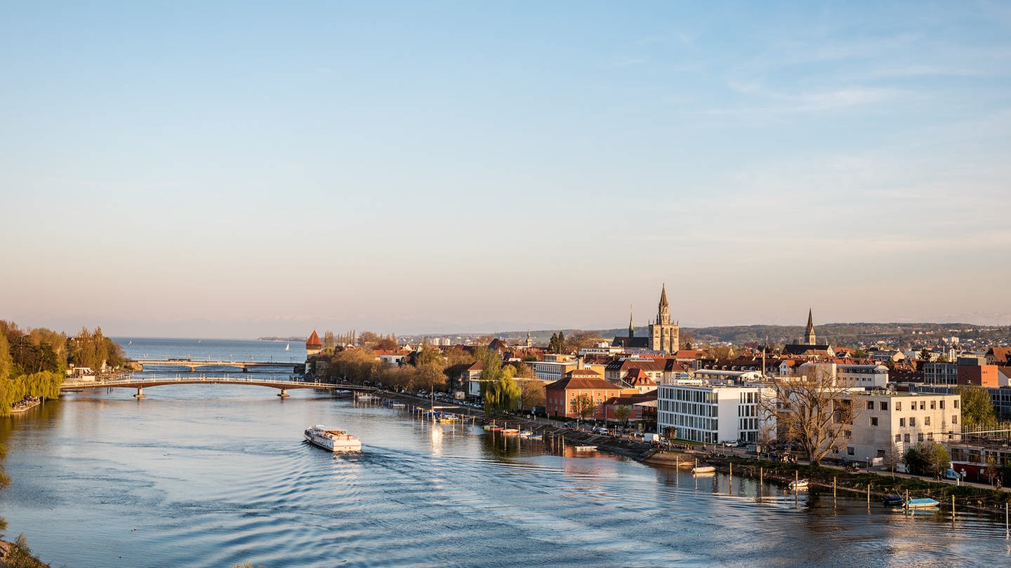 Blick auf den Seerhein und die Stadt Konstanz (Foto: Pressestelle, Marketing und Tourismus Konstanz GmbH / Dagmar Schwelle)