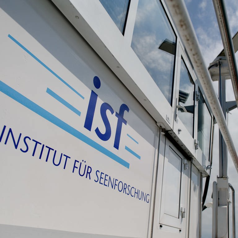 Schriftzug des Instituts für Seenforschung Langenargen auf einem Forschungsschiff (Foto: picture-alliance / Reportdienste, Picture Alliance)