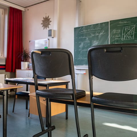Stühle in Klassenzimmer einer Schule (Symbolfoto) (Foto: dpa Bildfunk, picture alliance/dpa/Guido Kirchner (Symbolfoto))