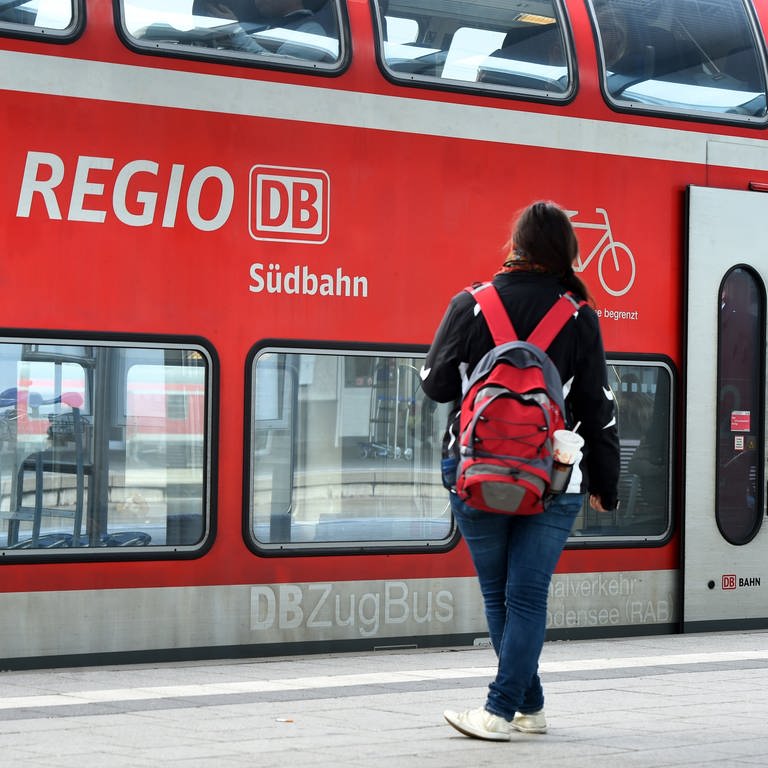 Ein Doppelstockzug der Südbahn an einem Bahnhof (Foto: dpa Bildfunk, picture alliance / dpa | Felix Kästle)