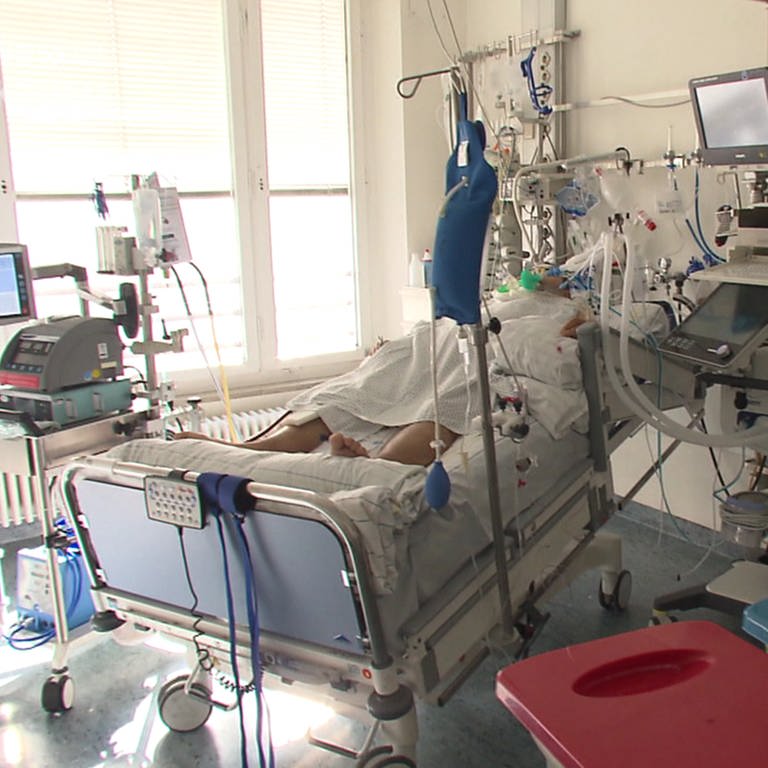 Patient in einem Intensivbett im Krankenhaus (Foto: SWR, (Symbolbild))