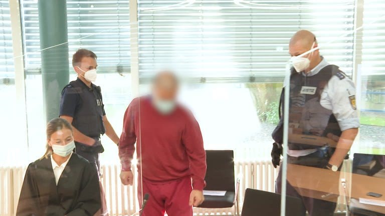 Der Angeklagte mit seiner Anwältin am ersten Prozesstag vor dem Landgericht Konstanz. (Foto: SWR)