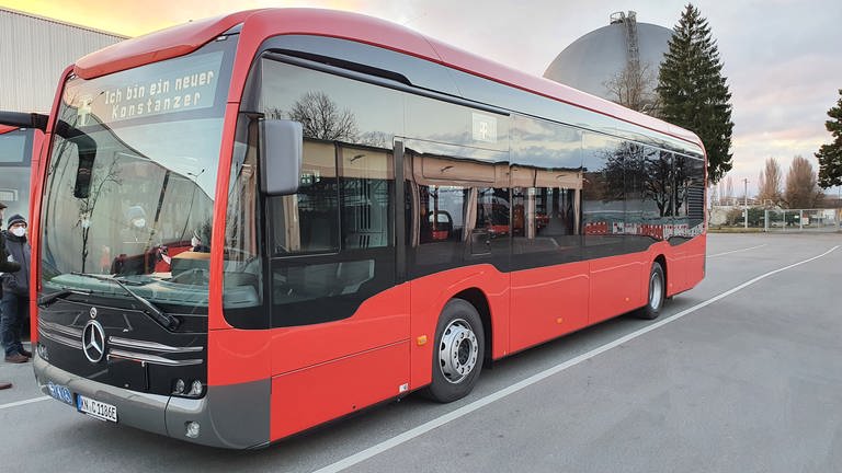 Neuer roter Elektrobus der Stadtwerke in Konstanz