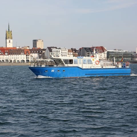 Ein Boot der Wasserschutzpolizei auf dem Bodensee, im Hintergrund die Stadt Friedrichshafen (Archivbild)
