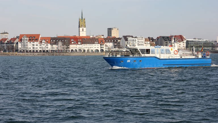 Ein Boot der Wasserschutzpolizei auf dem Bodensee, im Hintergrund die Stadt Friedrichshafen (Archivbild) (Foto: SWR, Archivbild)