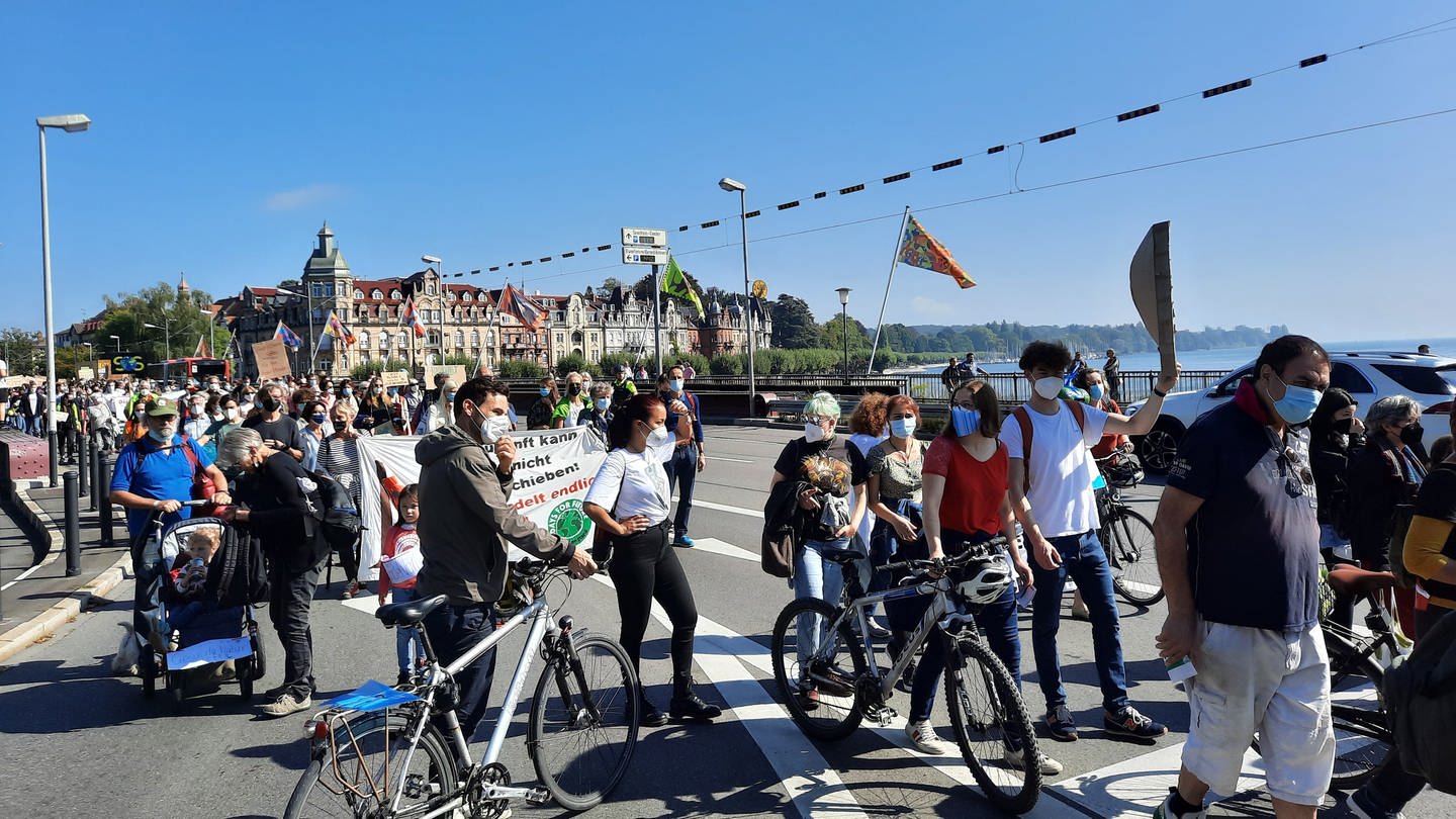 Klimaaktivisten gehen bei einer Demonstration durch Konstanz