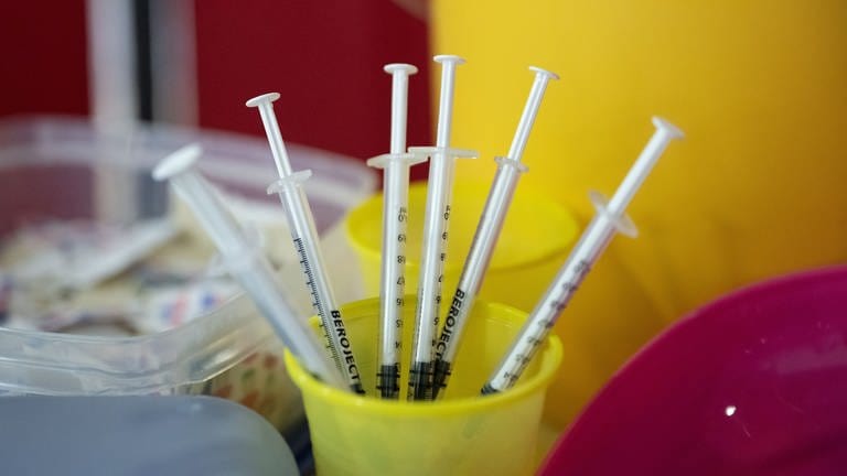Spritzen für eine Impfung stehen an einem Impfstützpunkt mit dem Titel "Impfpünktchen" der Stadt Heilbronn bei einer Kinderimpfung bereit.