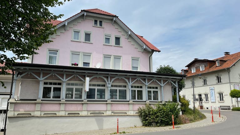 Die einstige Bahnhofsrestauration - das Geburtshaus von Martin Walser in Wasserburg am Bodensee. (Foto: SWR, Karin Wehrheim)