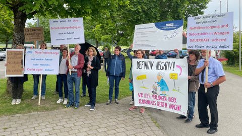 Etwa 30 Demonstrierende versammelten sich vor der Kreistagssitzung in Schlier. (Foto: SWR, Marlene Fuchs)