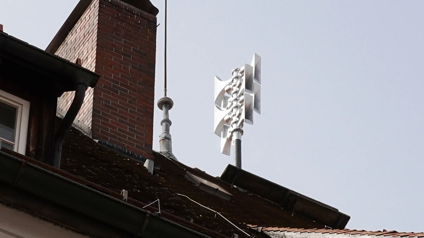Eine weiße Sirene ist auf dem Dach des Rathauses Isny zu sehen.