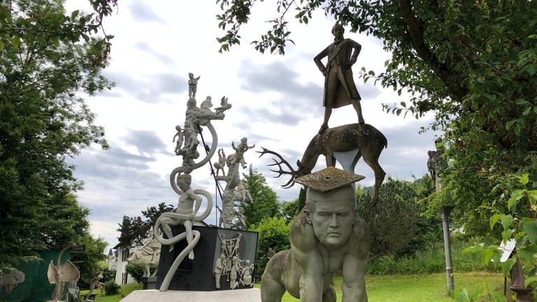 Skulpturen im Garten von Peter Lenk (Foto: SWR, Stefanie Baumann)