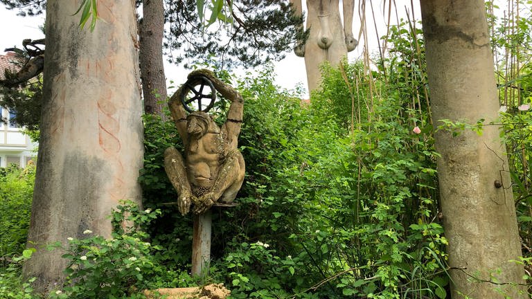 Skulpturen im Garten von Peter Lenk (Foto: SWR, Stefanie Baumann)