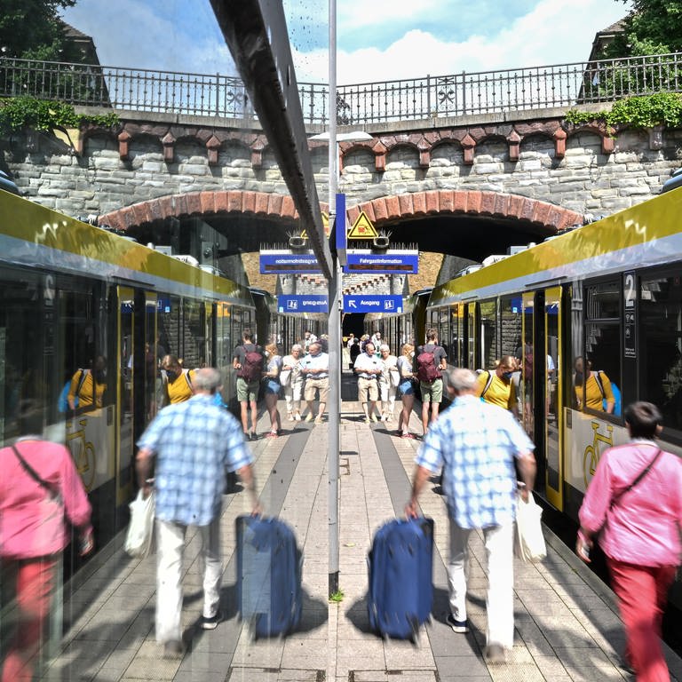 Bahnreisende steigen am Bahnhof in Überlingen in einen Regionalzug ein, der gerade eben eingefahren ist (Foto: dpa Bildfunk, Picture Alliance)