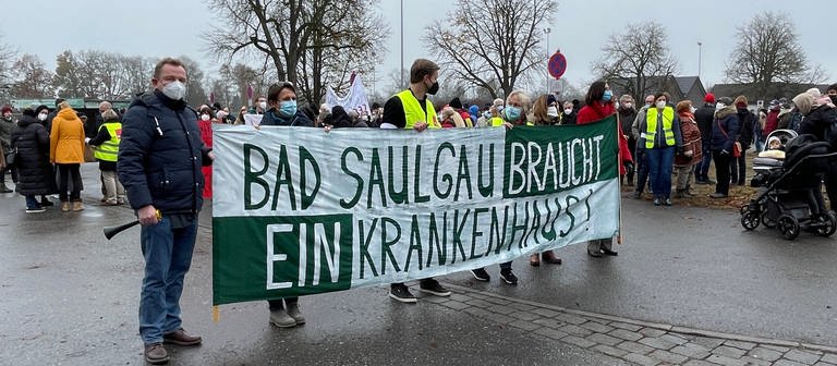 Demonstrationsteilnehmer halten ein Protestbanner mit der Aufschrift "Bad Saulgau braucht ein Krankenhaus". (Foto: SWR, Wolfgang Wanner)