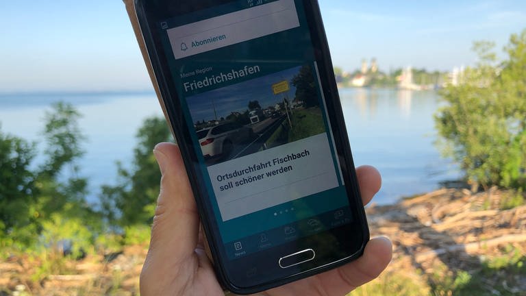 Handy mit SWR Aktuell App Friedrichshafen vor dem Bodensee. (Foto: SWR, Karin Wehrheim)