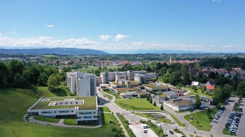 Blick aus der Luft auf den Wangener Krankenhauskomplex mit seinen Gebäuden. (Foto: Pressestelle, Oberschwabenklinik GmbH)