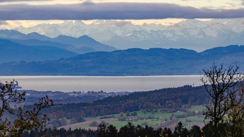 Blick vom Berg "Höchsten“ auf den Bodensee, das Schweizer Ufer und die durch den Föhn sichtbaren Alpen. (Foto: dpa Bildfunk, picture alliance/dpa/Thomas Warnack)