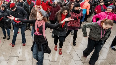 "One Billion Rising" Tanzaktion (Foto: dpa Bildfunk, picture alliance/dpa/Markus Scholz (Symbolbild))