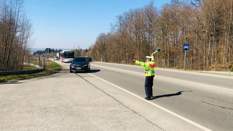 Polizist hält Autofahrer an (Foto: SWR, Moritz Kluthe)