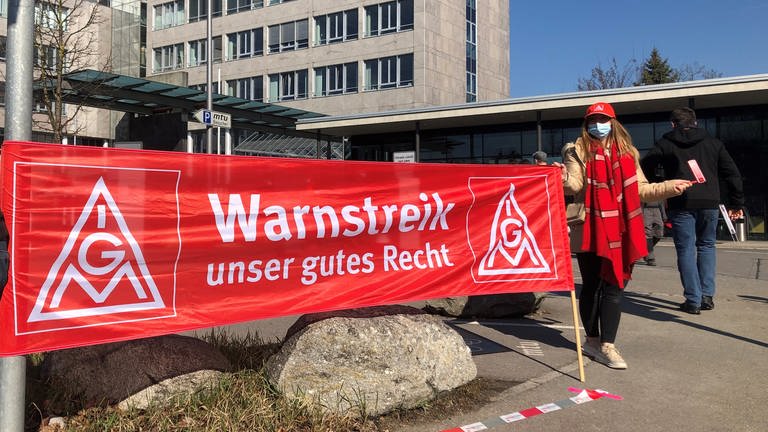 Transparent zum Warnstreik vor MTU-Werk in Friedrichshafen (Foto: SWR, Robert Müller)