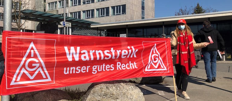 Transparent zum Warnstreik vor MTU-Werk in Friedrichshafen (Foto: SWR, Robert Müller)