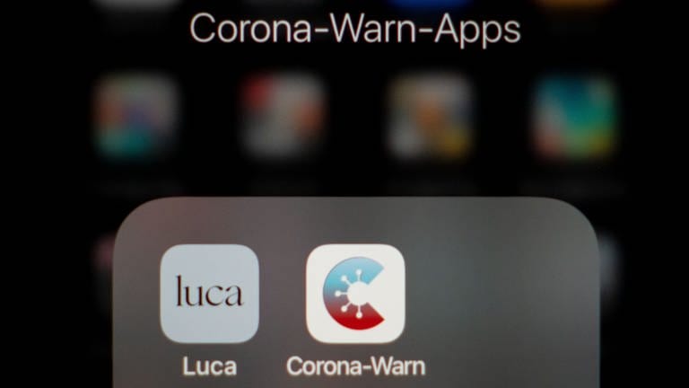 corona-warnapp und luca-warnapp auf einem mobiltelefon (Foto: dpa Bildfunk, Kay Nietfeld)