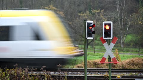 Ein Zug fährt an einem Bahnübergang auf der Südbahn vorbei. (Foto: dpa Bildfunk, Felix Kästle)