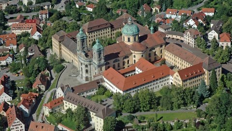 Das Kloster Weingarten aufgenommen aus der Luft, zu sehen ist das gesamte Gelände mit alten Bauten, Klosterhof und Kloster (Foto: SWR)