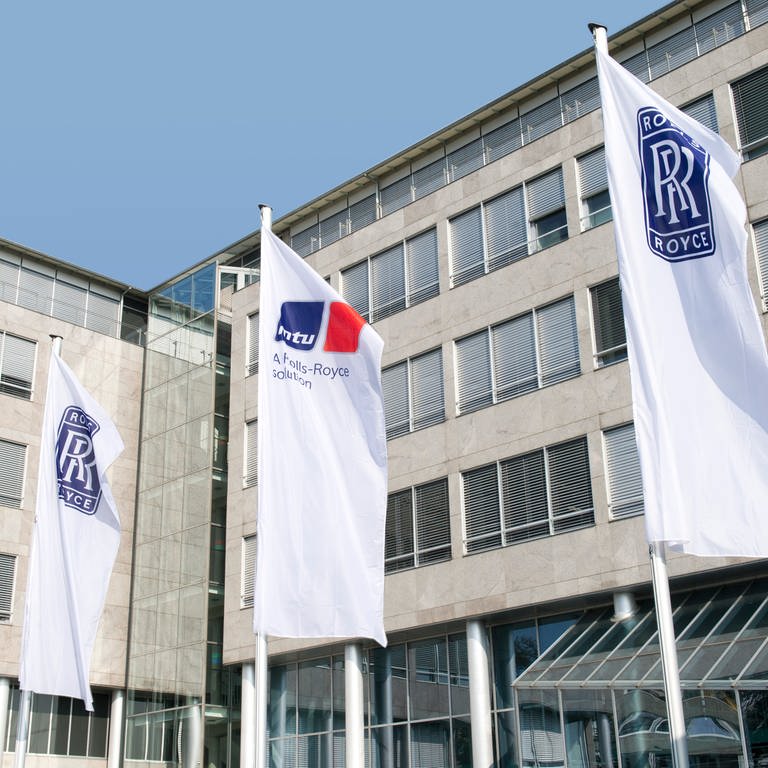 Rolls-Royce Power Systems Friedrichshafen bekommt den Umwelttechnikpreis Baden-Württemberg. Firmengebäude mit Fahnen davor. (Foto: Pressestelle, Rolls-Royce Power Systems Friedrichshafen)