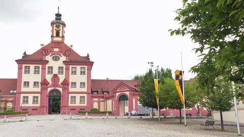 Flaggen auf Halbmast vor dem Schloss in Altshausen (Foto: SWR)