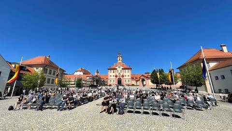 Auf den Marktplatz in Altshausen wurde die Trauerfeier live übertragen.  (Foto: SWR, Alfred Knödler)