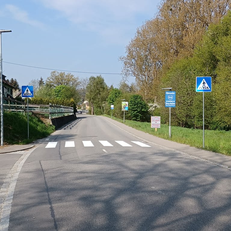 Aufgemalter Zebrastreifen auf einer Straße in Ebenweiler (Foto: Pressestelle, Landratsamt Ravensburg)