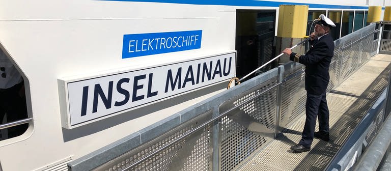 Am Sonntag ist das erste E-Schiff für den Bodensee getauft worden. Es trägt nun den Namen "Insel Mainau". (Foto: SWR)