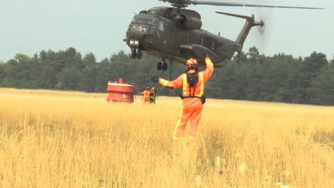 Laupheimer Hubschrauber üben das Löschen von Waldbränden. (Foto: SWR)
