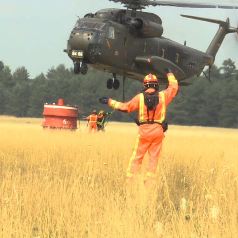 Laupheimer Hubschrauber üben das Löschen von Waldbränden. (Foto: SWR)