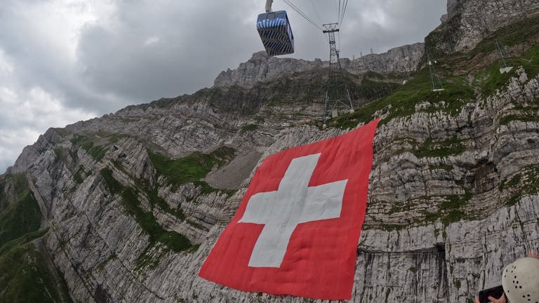 Schweizer Fahne ausgerollt auf dem Säntis (Foto: Pressestelle, Säntis-Schwebebahn AG)