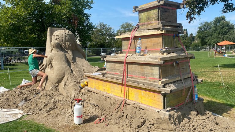 Sandskulpturen im Aufbau (Foto: SWR, Tina Löschner)